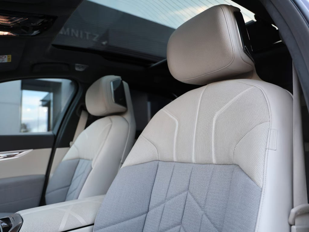 BMW i7