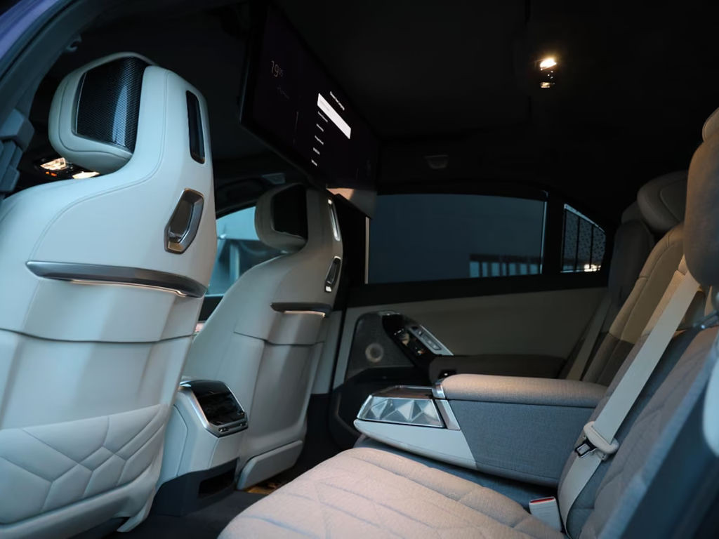 BMW i7