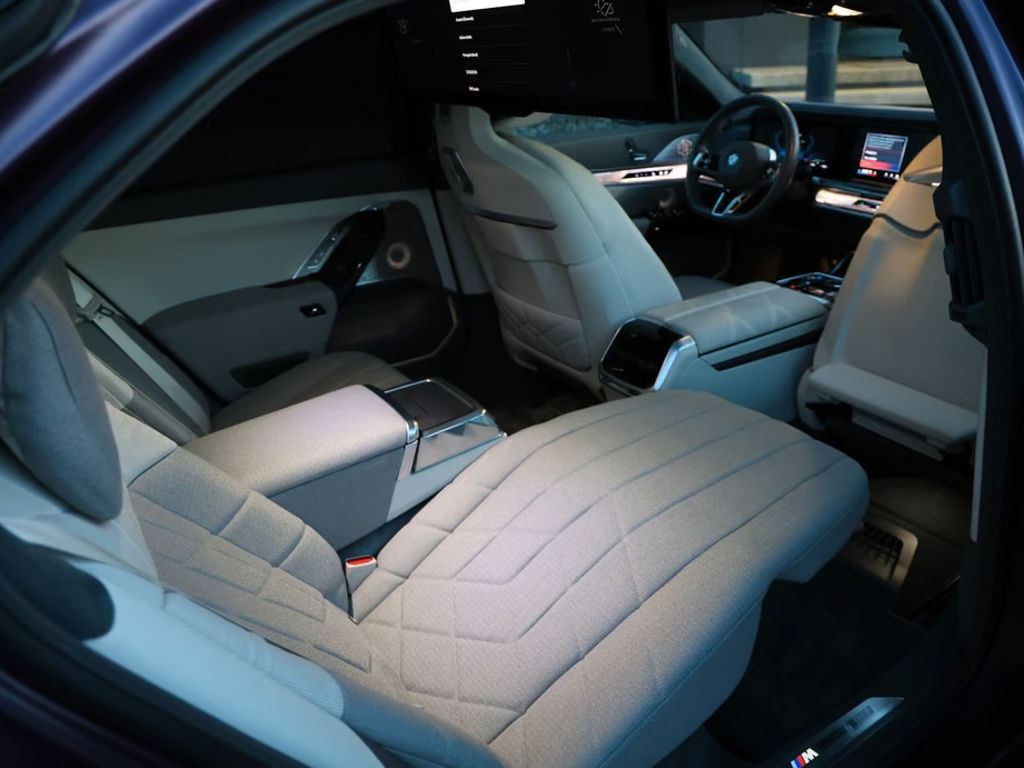 BMW i7