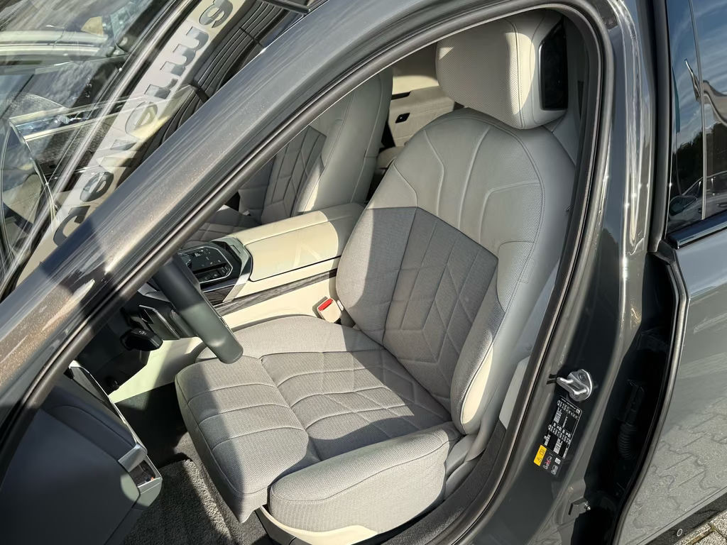 BMW i7