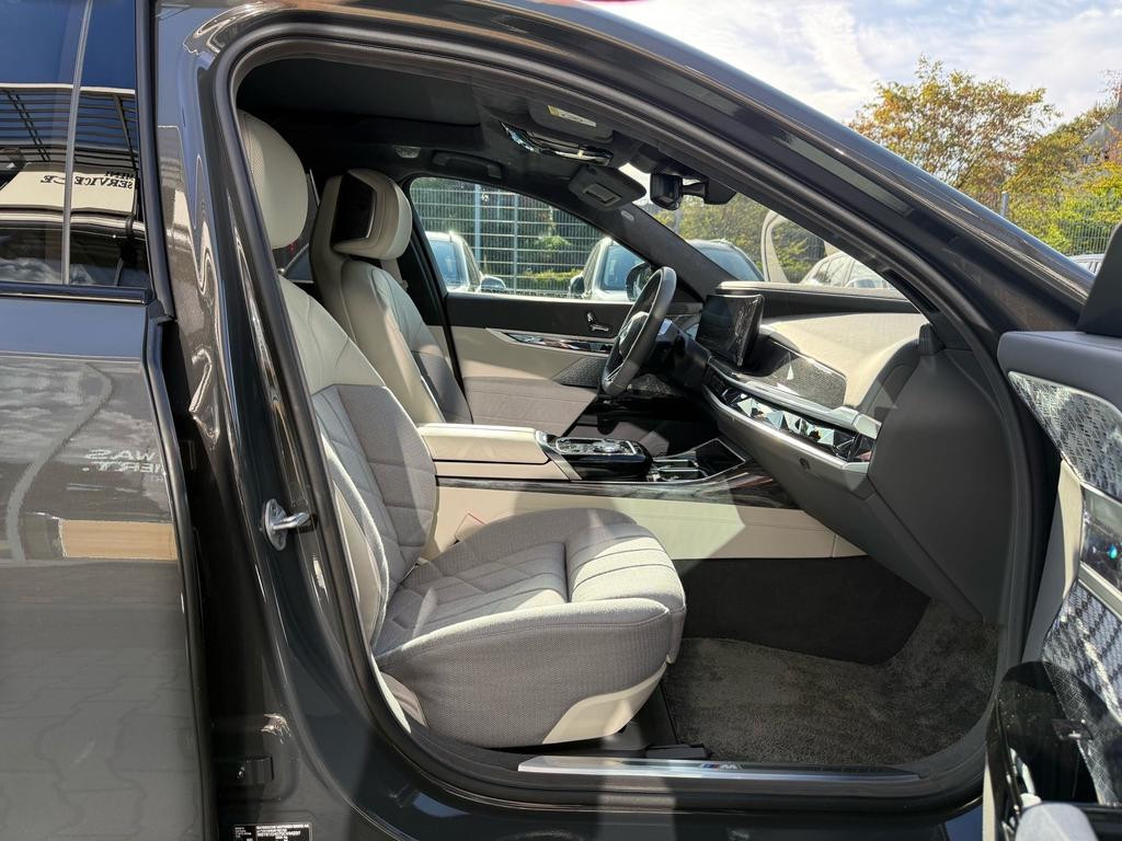 BMW i7