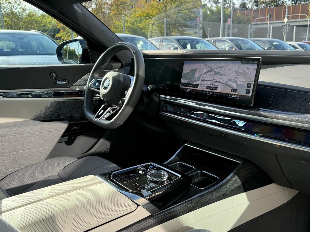 BMW i7