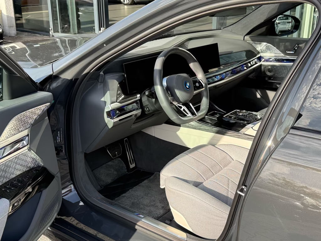 BMW i7