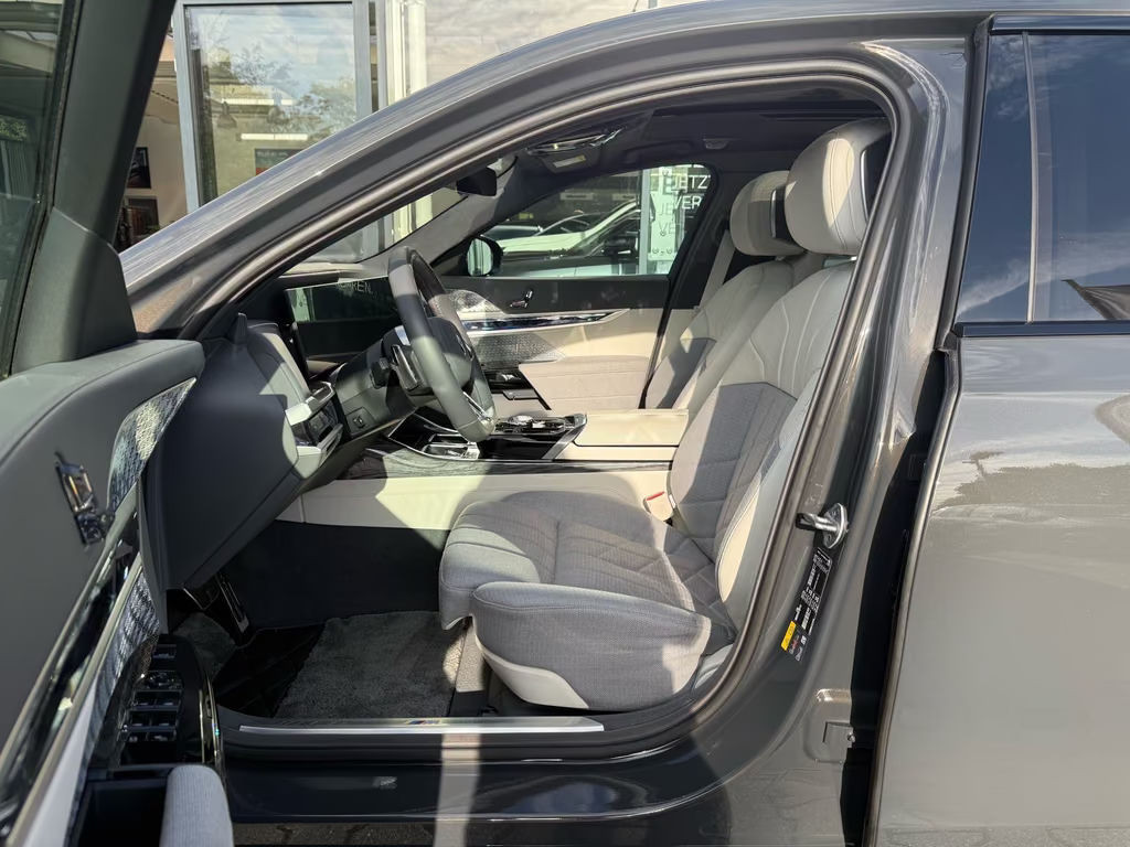 BMW i7