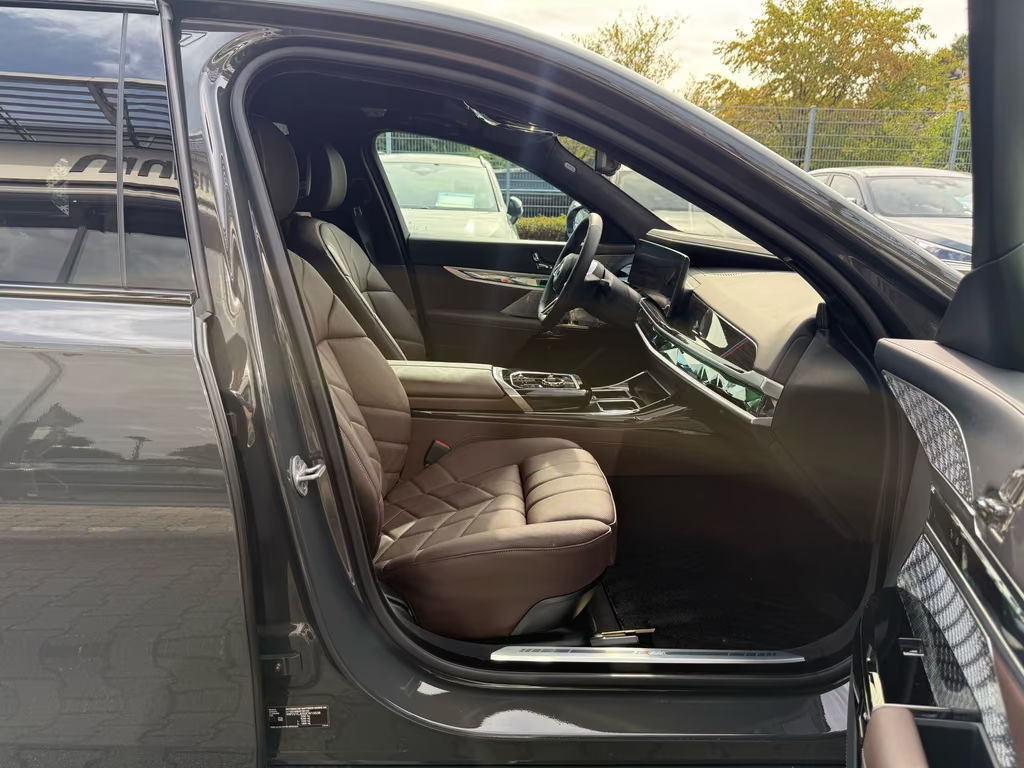 BMW i7