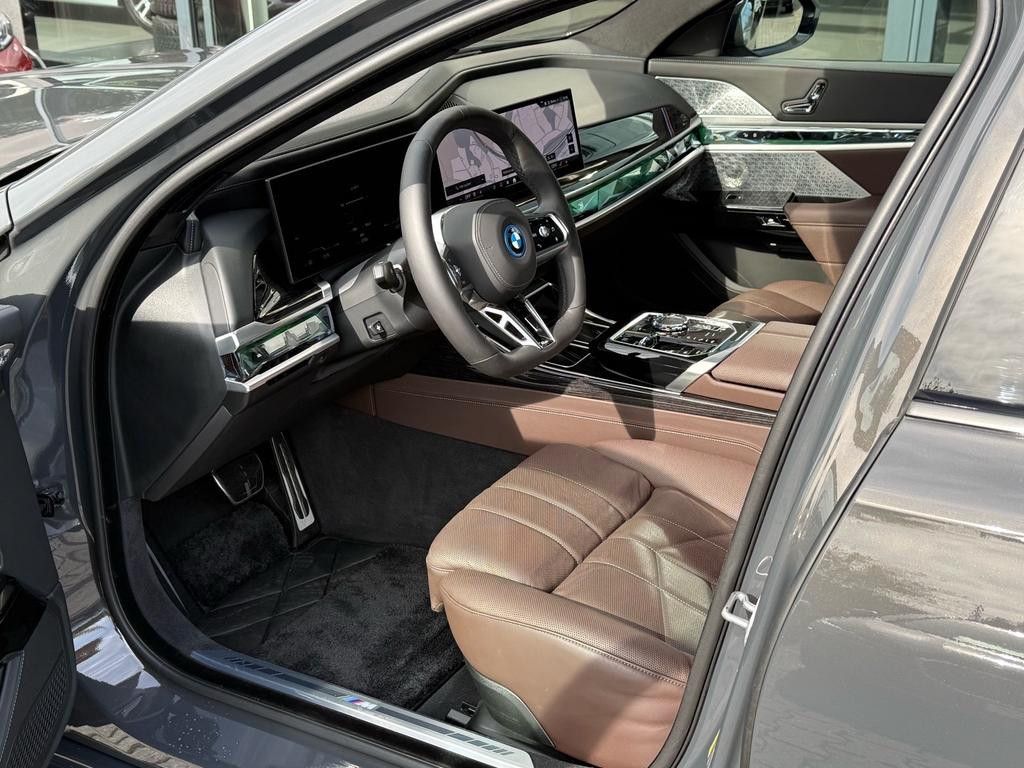 BMW i7