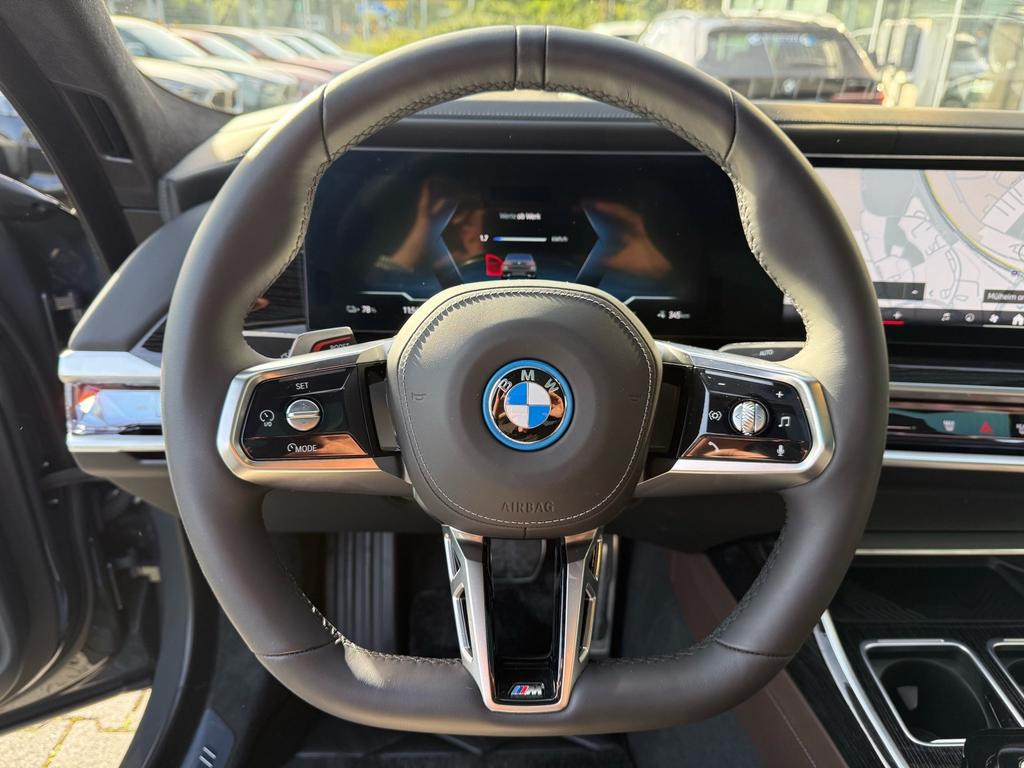 BMW i7