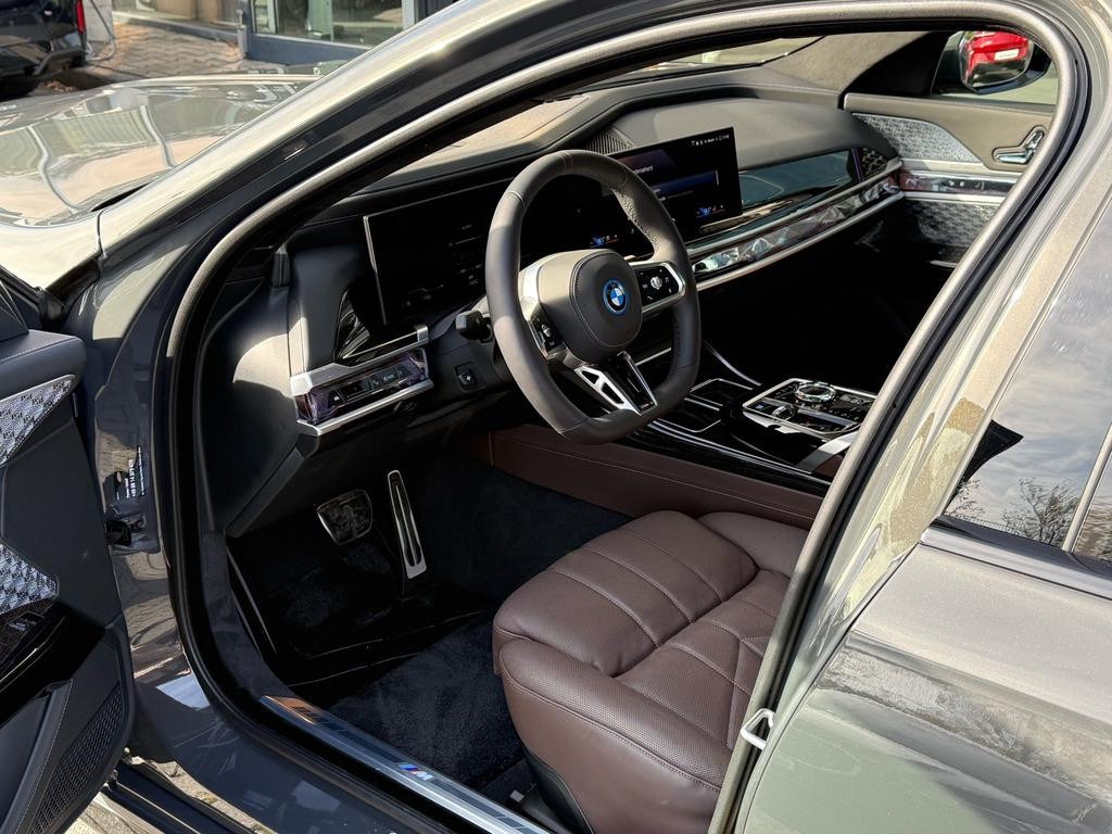 BMW i7