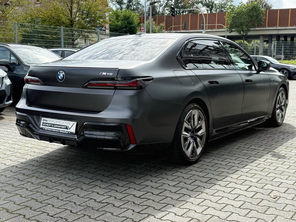 BMW i7