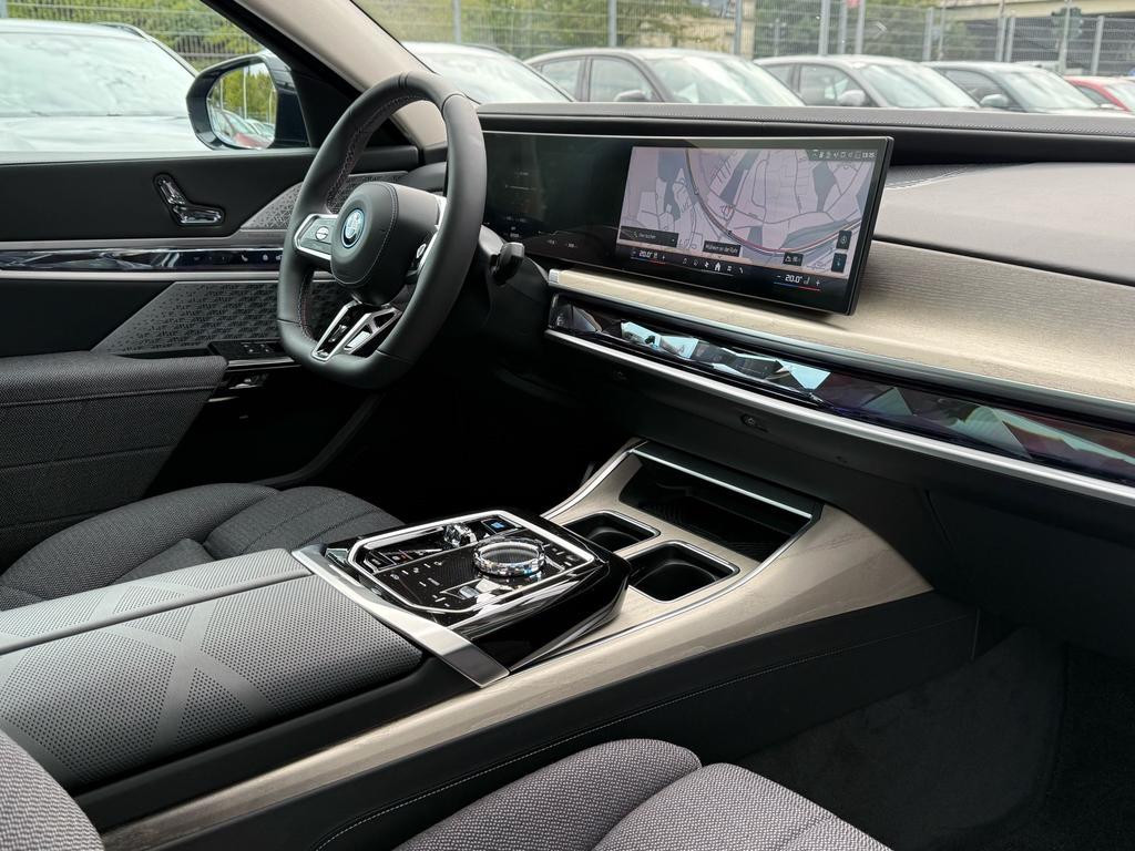 BMW i7