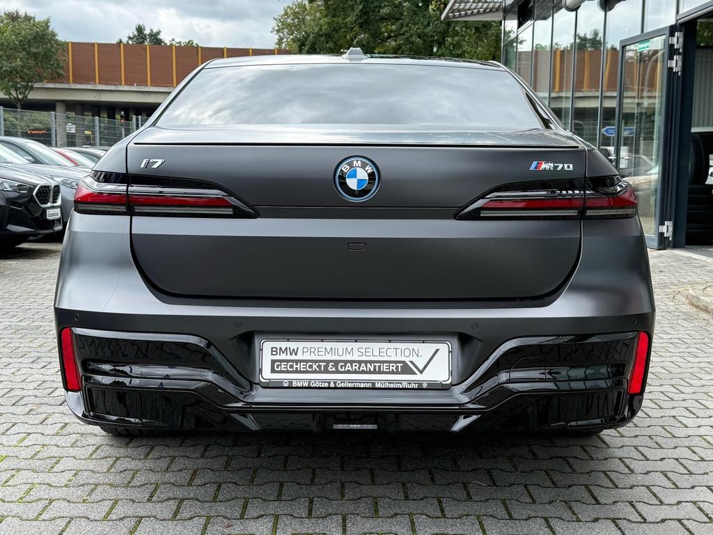 BMW i7