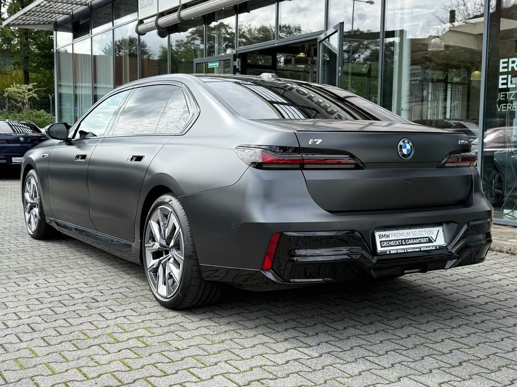 BMW i7