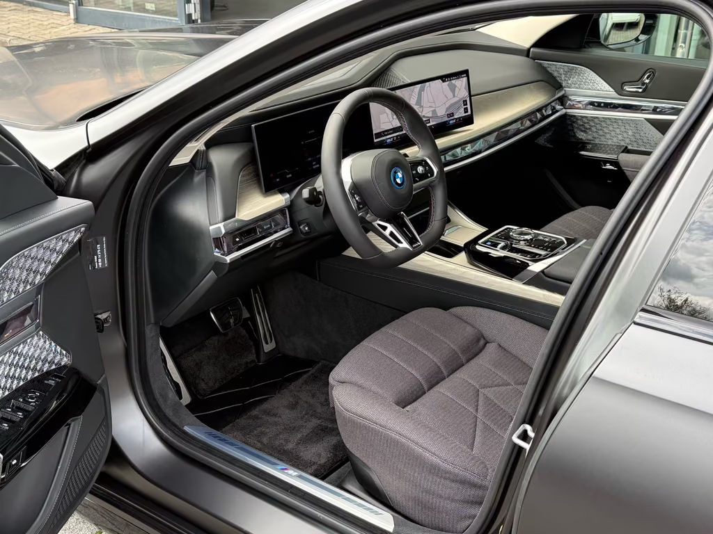 BMW i7