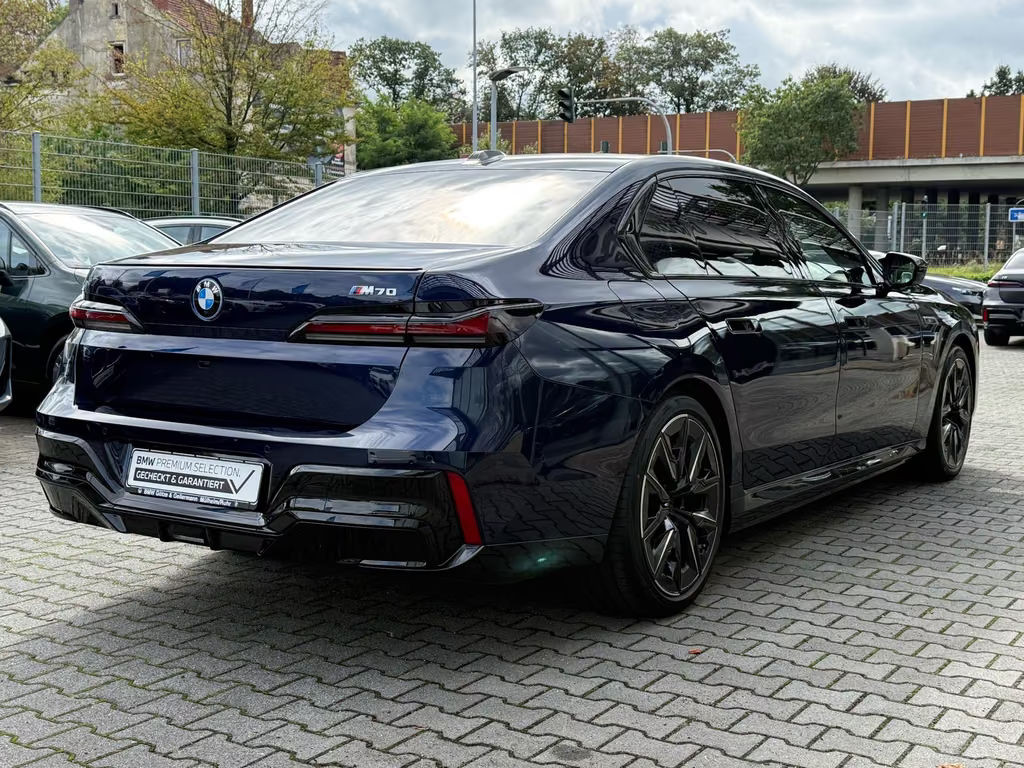 BMW i7