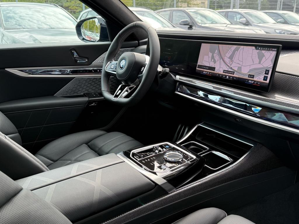 BMW i7