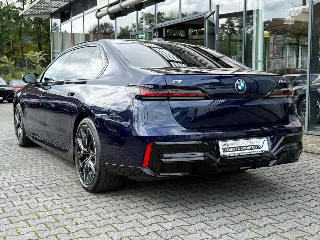 BMW i7
