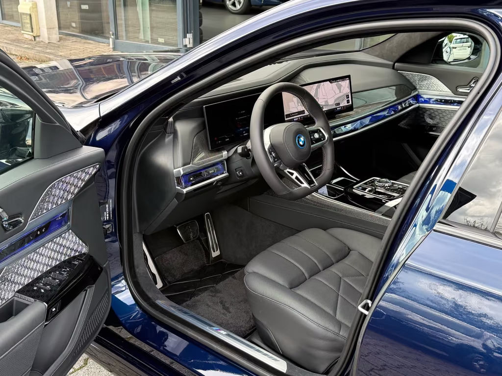 BMW i7