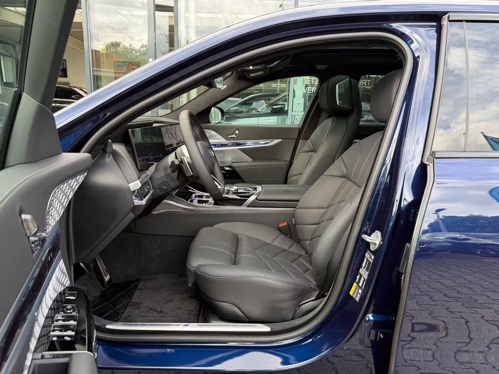 BMW i7
