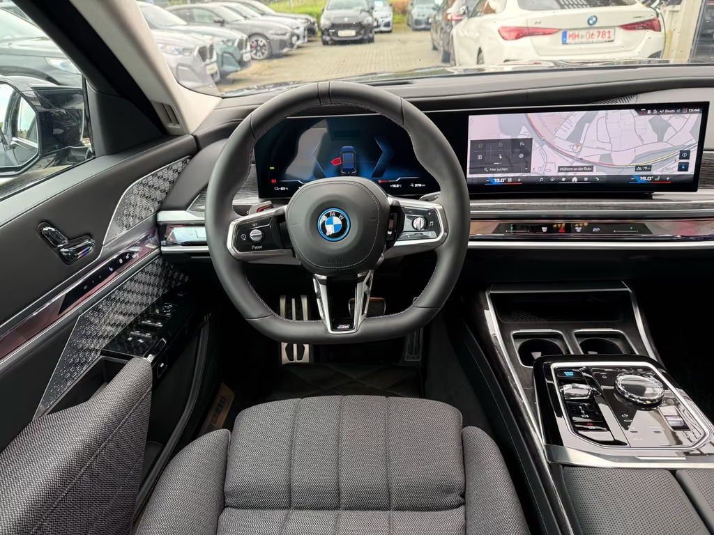 BMW i7