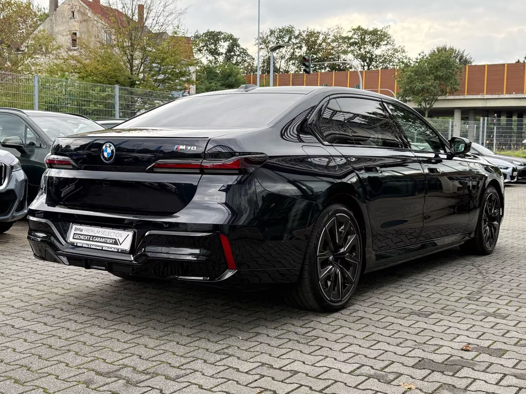 BMW i7