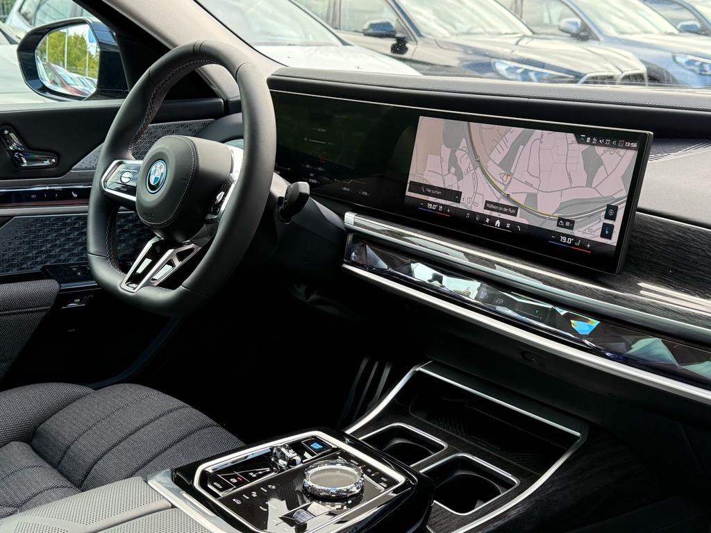 BMW i7
