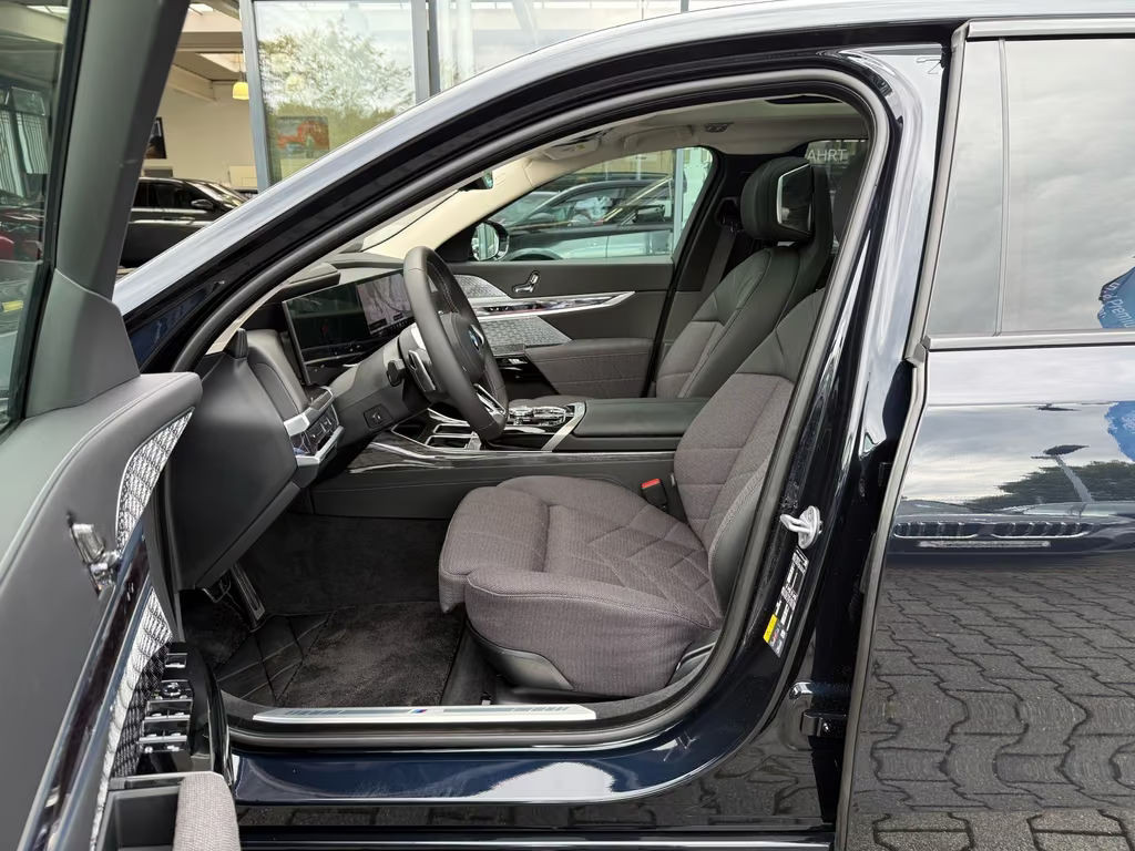 BMW i7
