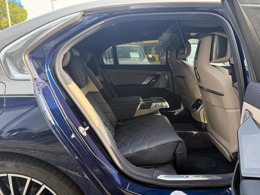BMW i7