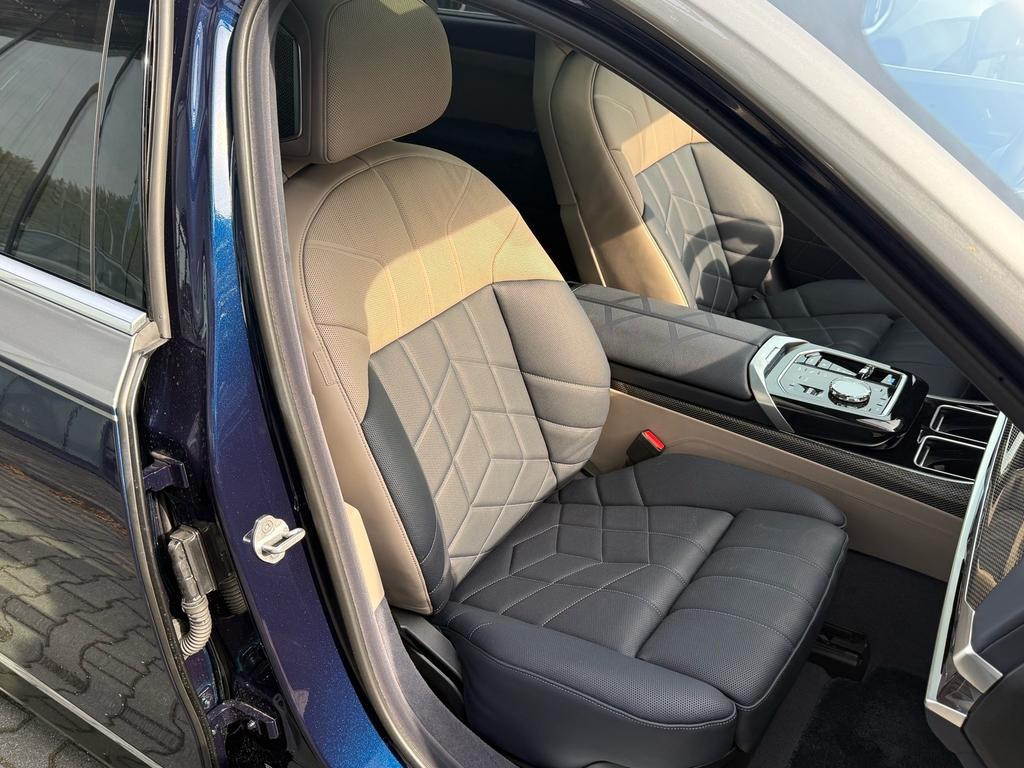 BMW i7