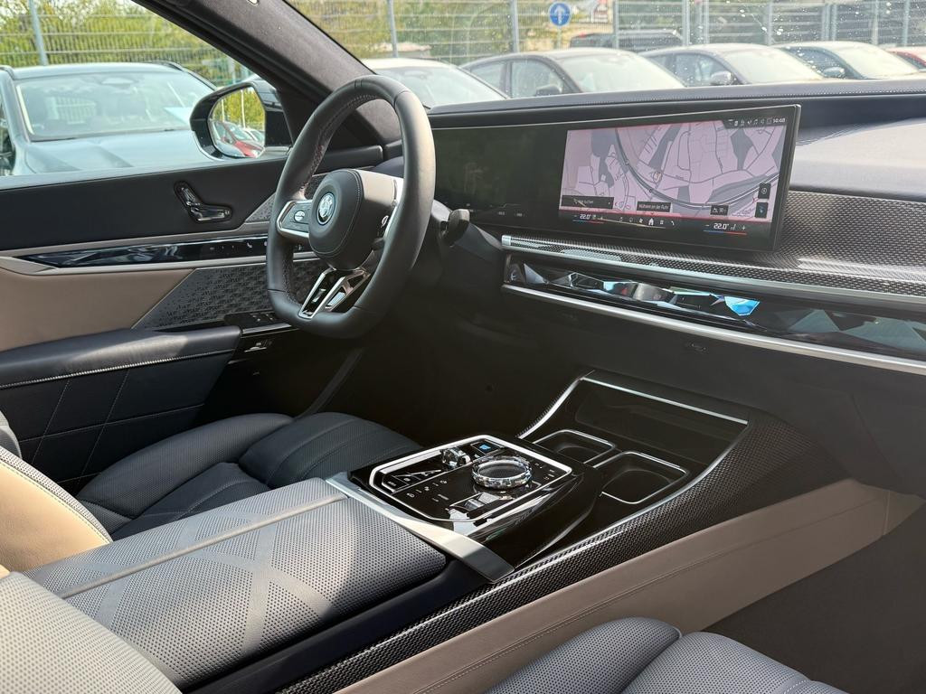 BMW i7