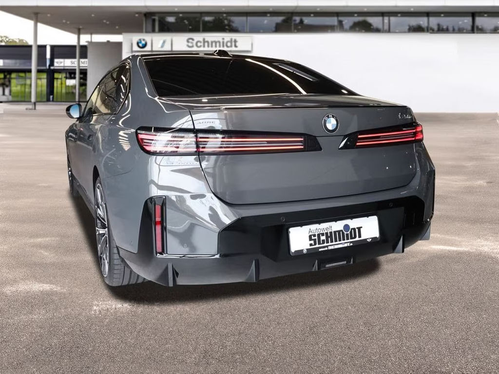 BMW i7
