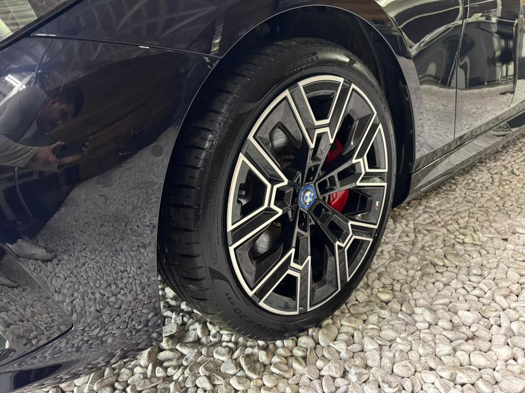 BMW i5