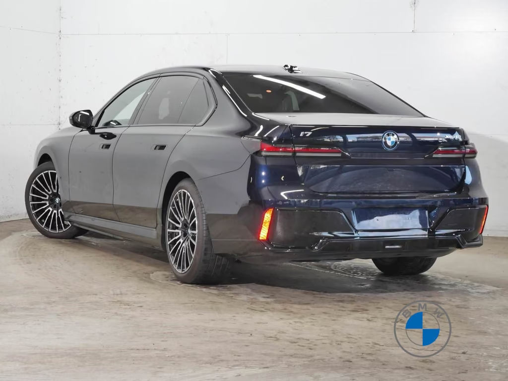 BMW i7
