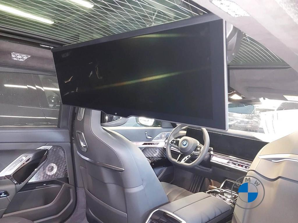 BMW i7