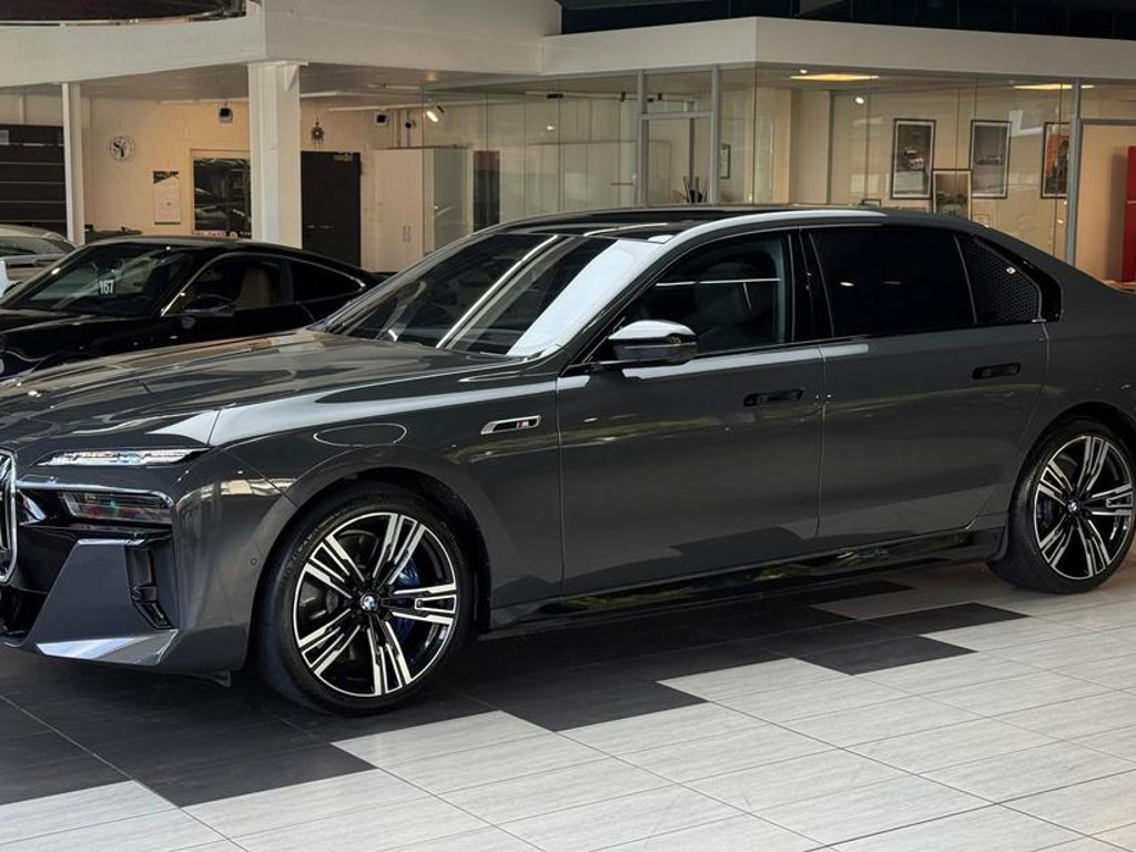 BMW i7