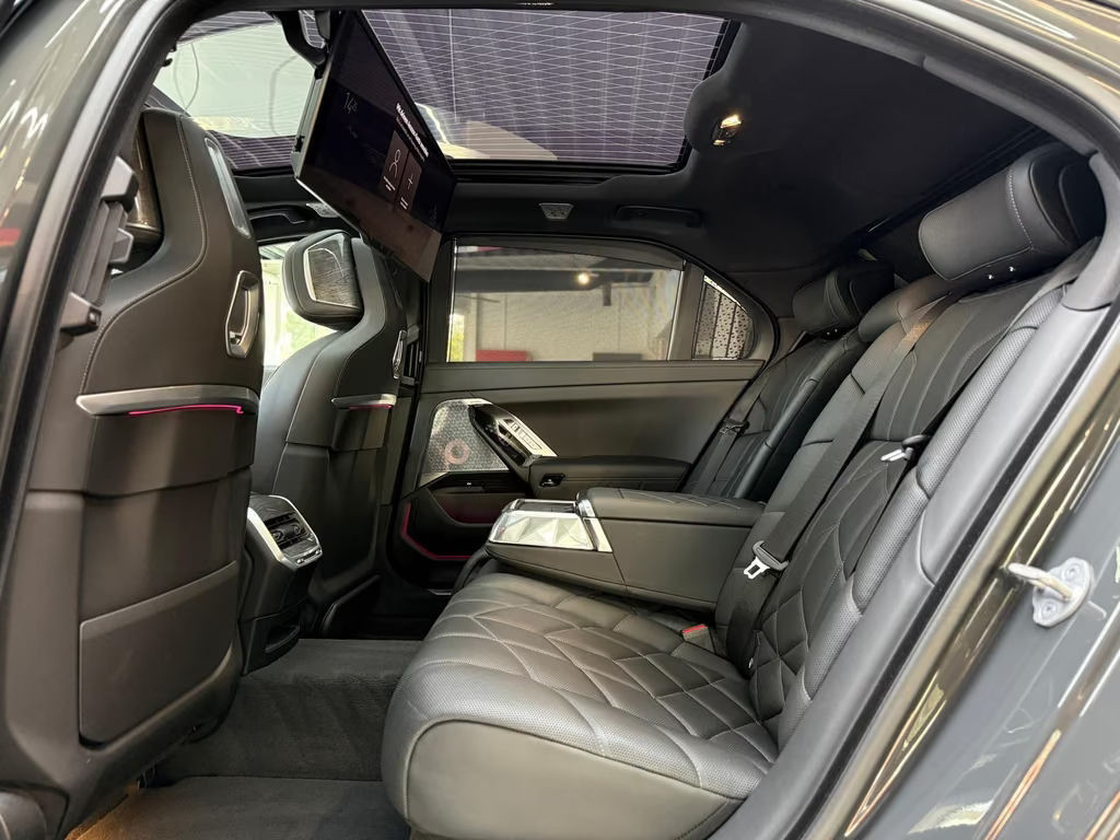 BMW i7