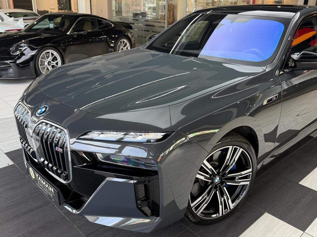 BMW i7
