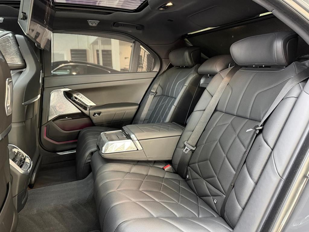 BMW i7