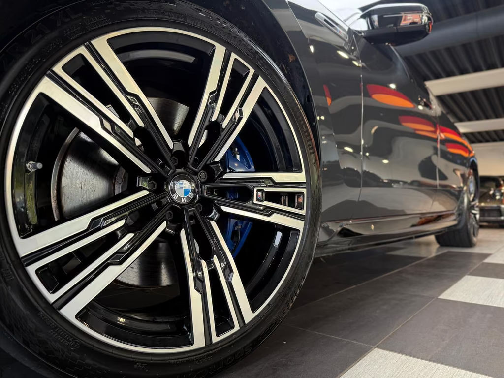 BMW i7