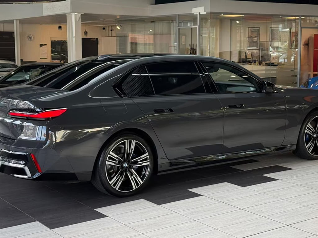 BMW i7