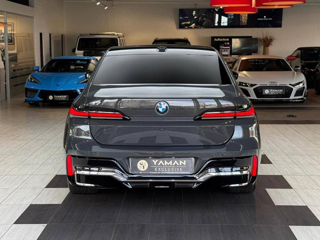 BMW i7
