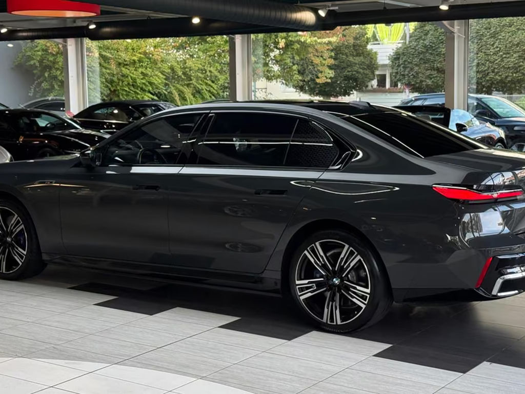 BMW i7