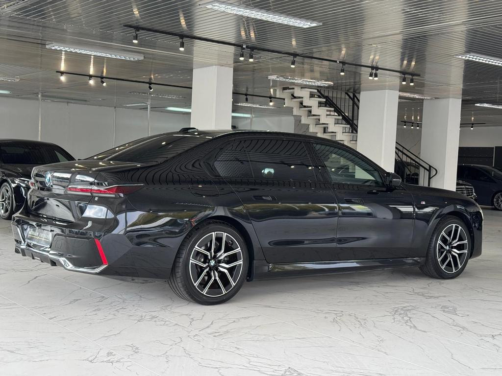 BMW i7