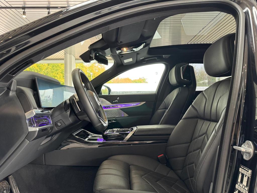 BMW i7