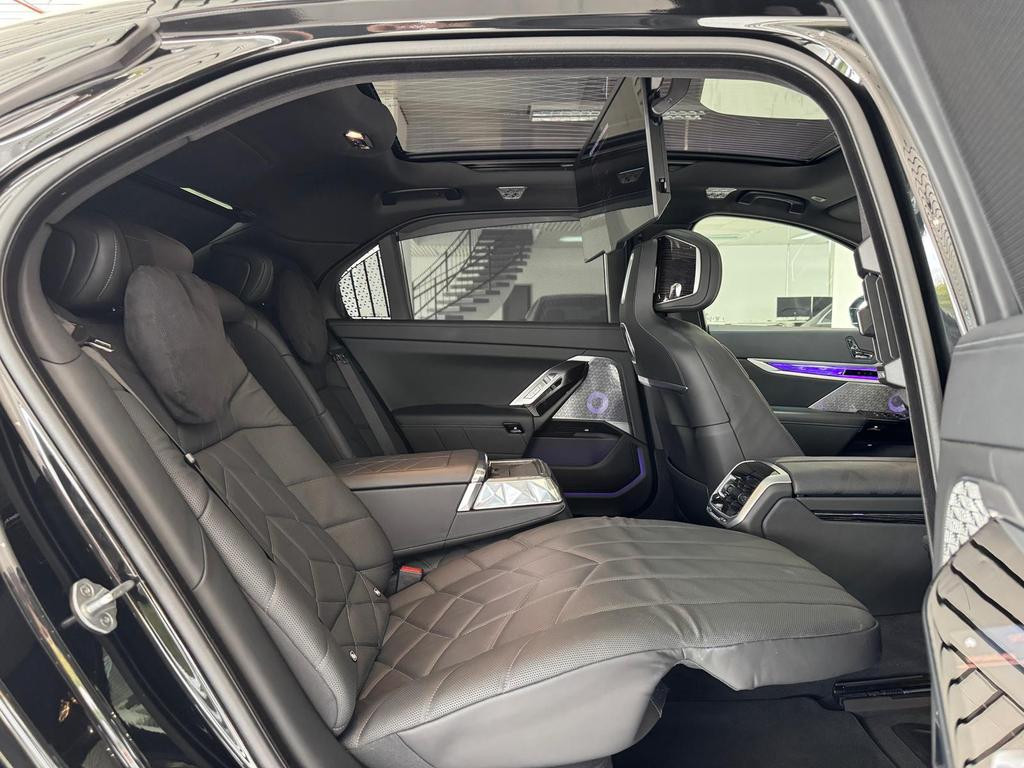 BMW i7