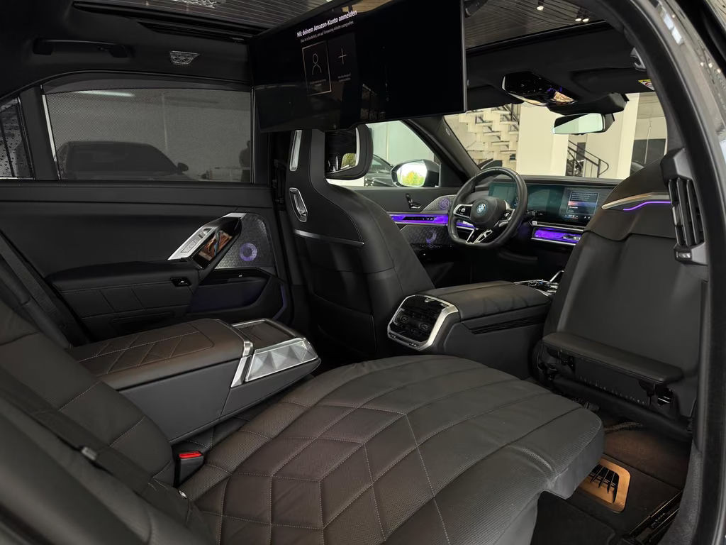 BMW i7