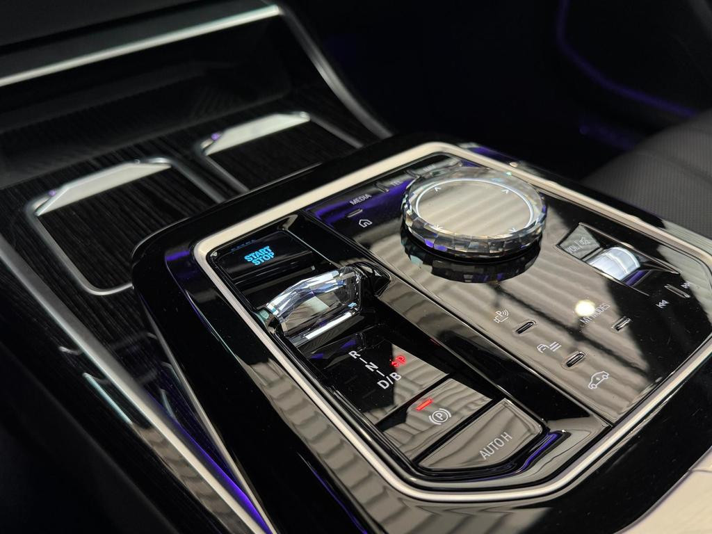 BMW i7
