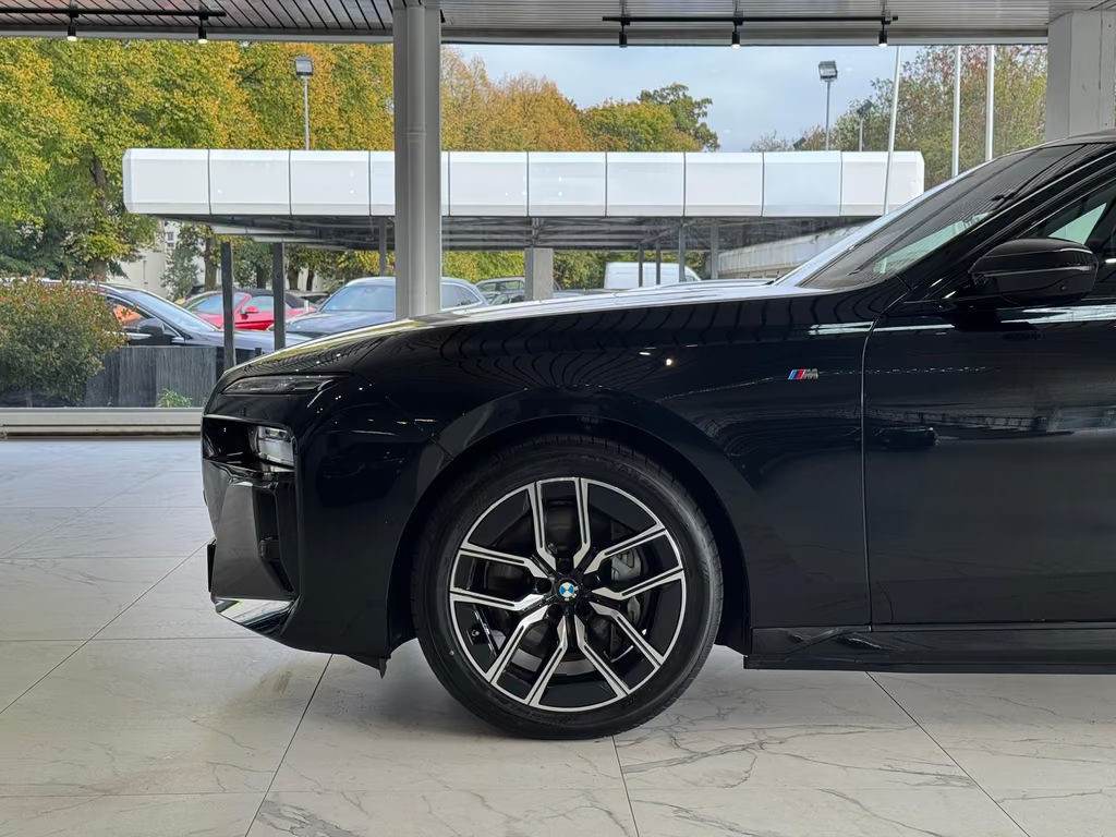 BMW i7