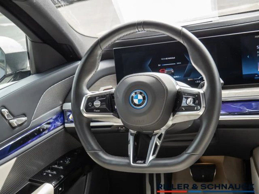 BMW i7