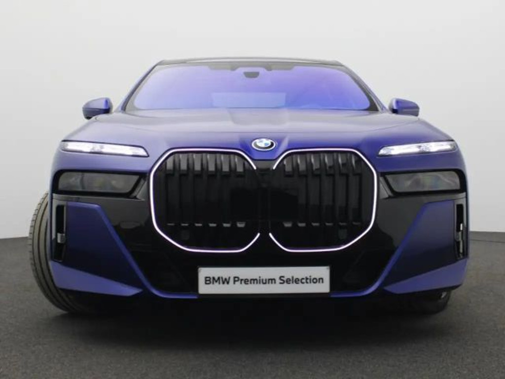 BMW i7