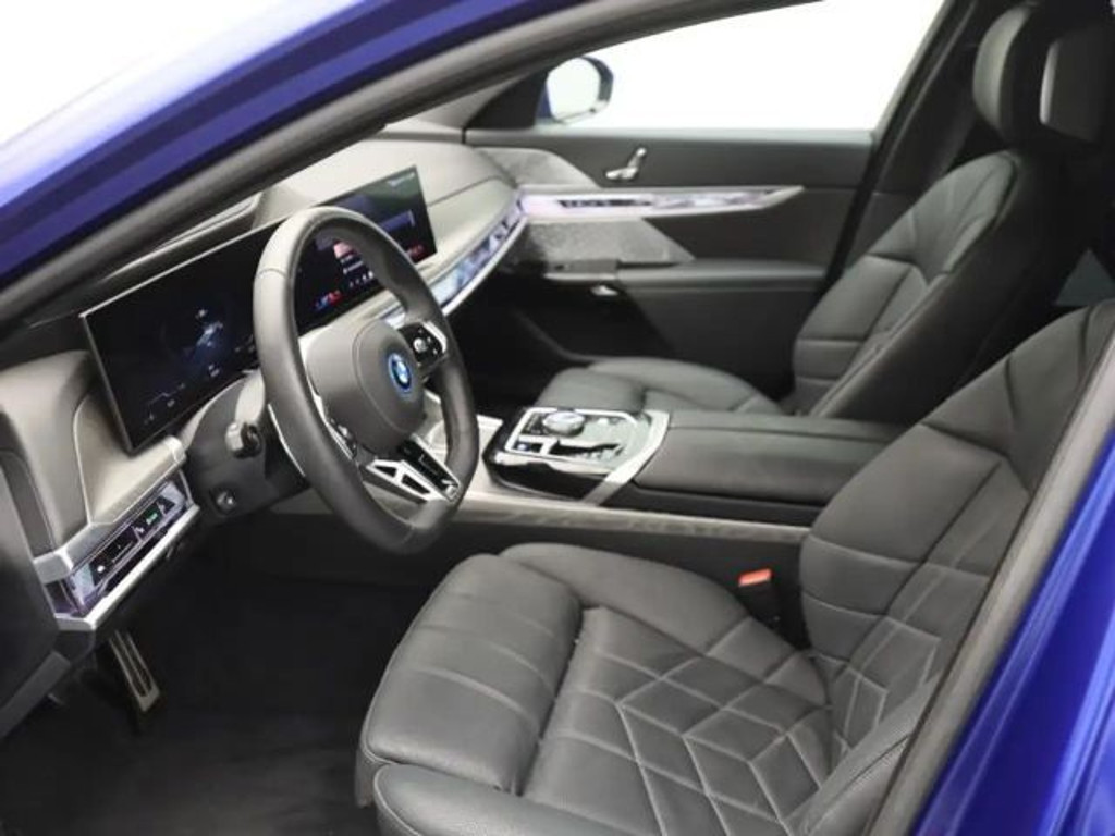 BMW i7